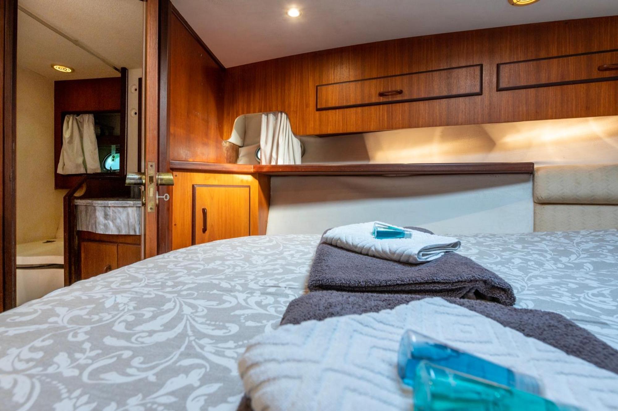Boat Accommodations Barcelona Sant Adria de Besos Exterior foto