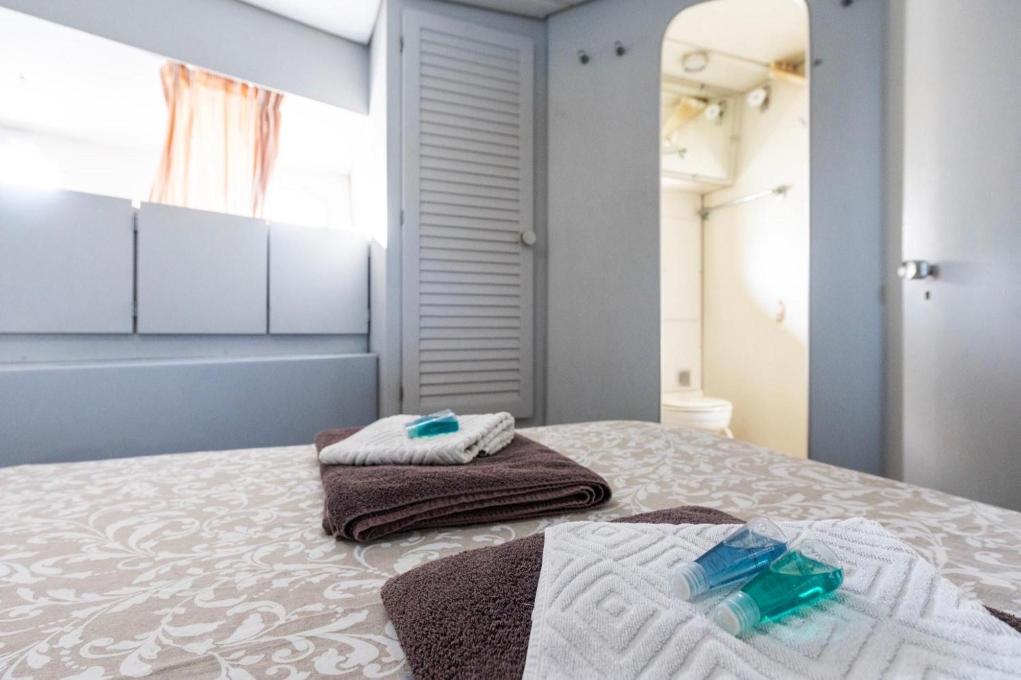 Boat Accommodations Barcelona Sant Adria de Besos Exterior foto